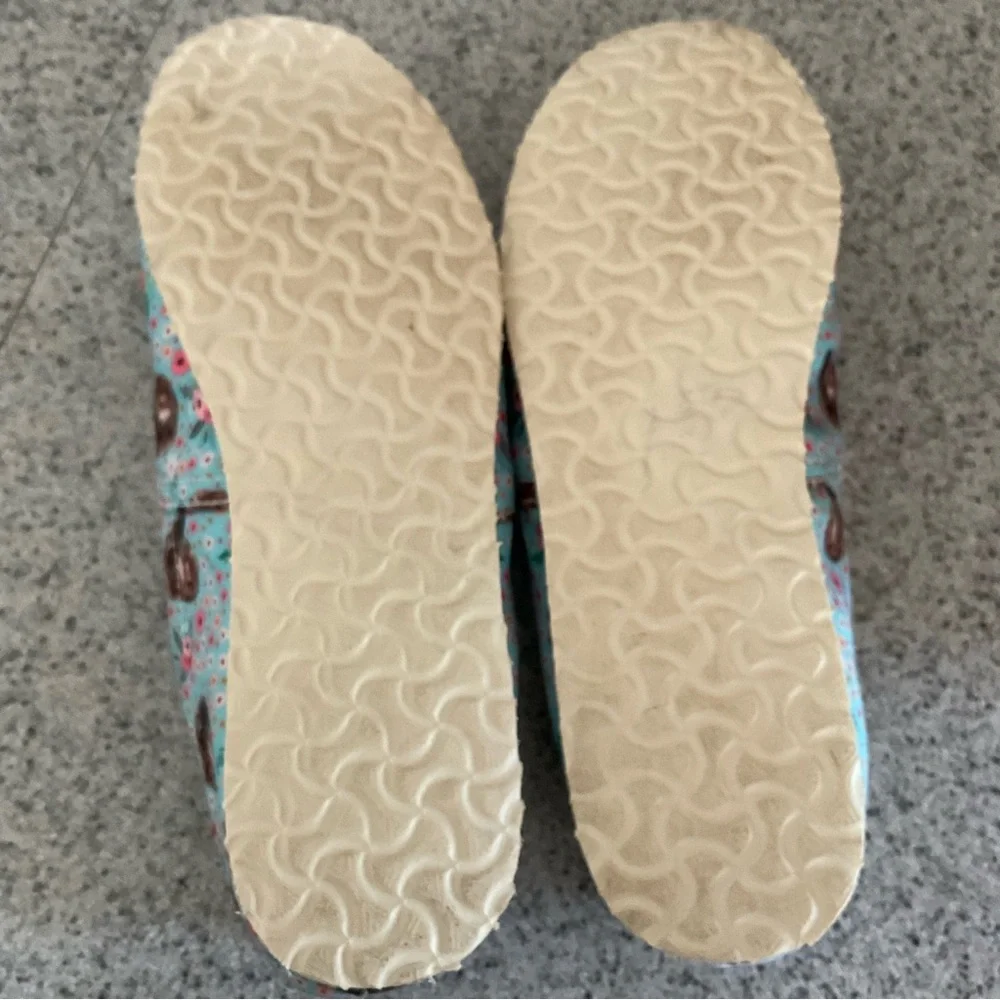 GrooveBags Slip-on Dog Shoes, Women’s Sz 6.5W (EU-37)